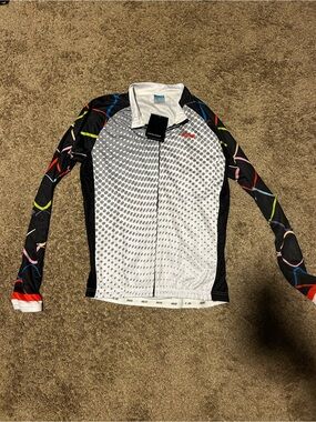 ARSUXEO NEW WITH TAGS Grey and White Cycling Jersey with Patterned Sleeves